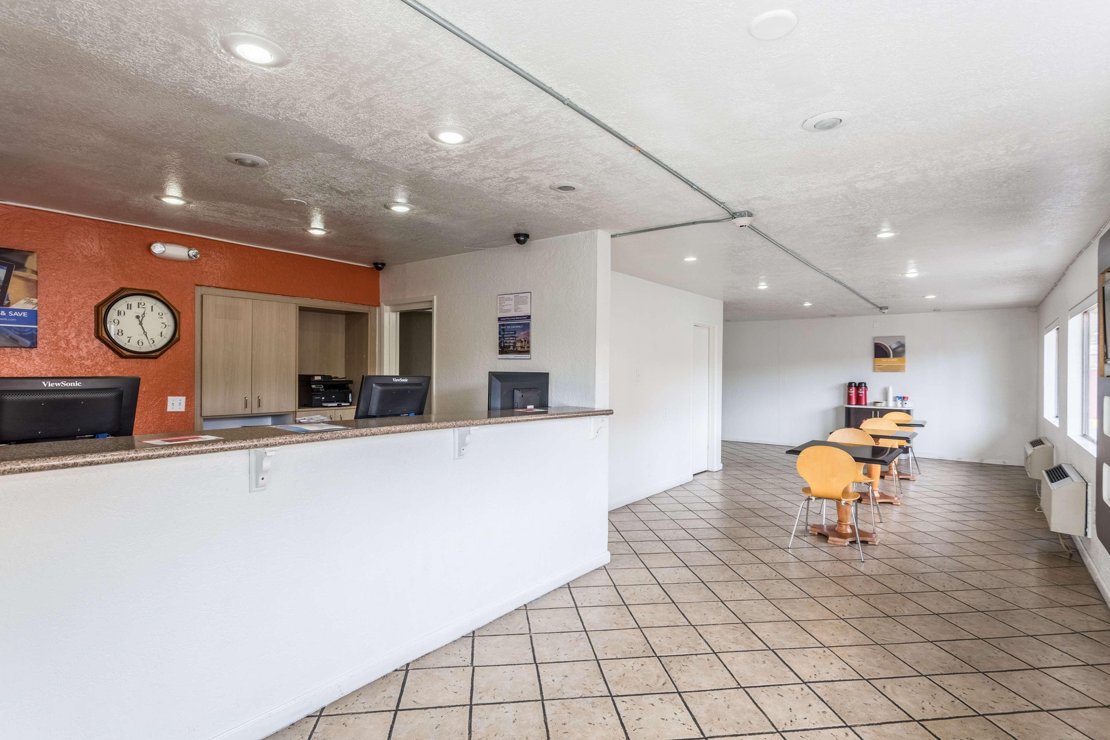 Vista Lobby Motel 6 Albuquerque, NM - Northeast