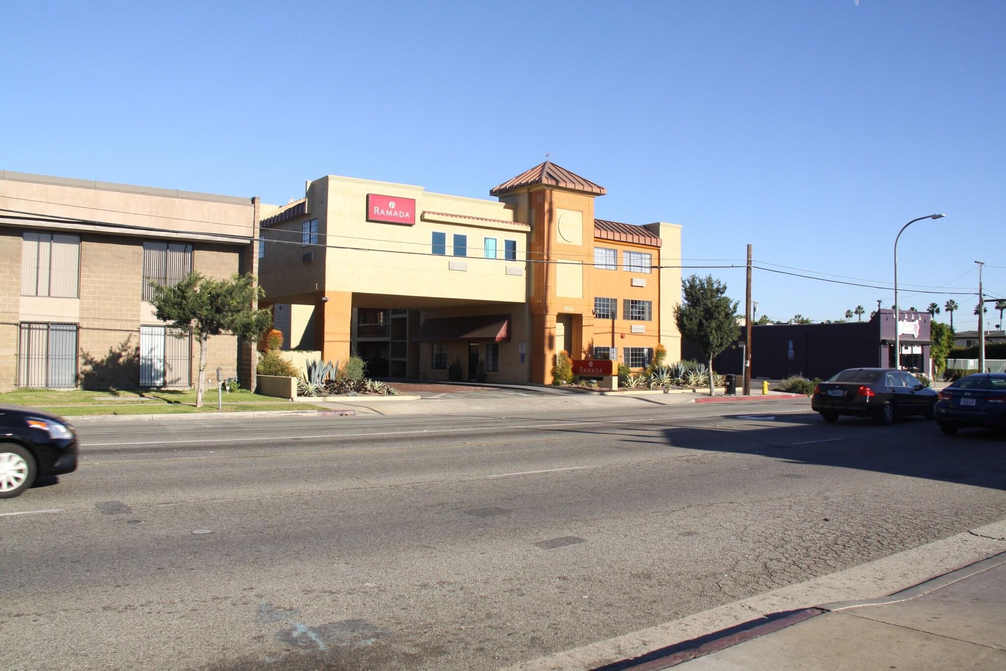 Vista Exterior Ramada by Wyndham Culver City