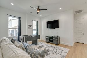 Alquiler Vacacional - Houston Retreat w/ Balcony, 1 Mi to Toyota Center!
