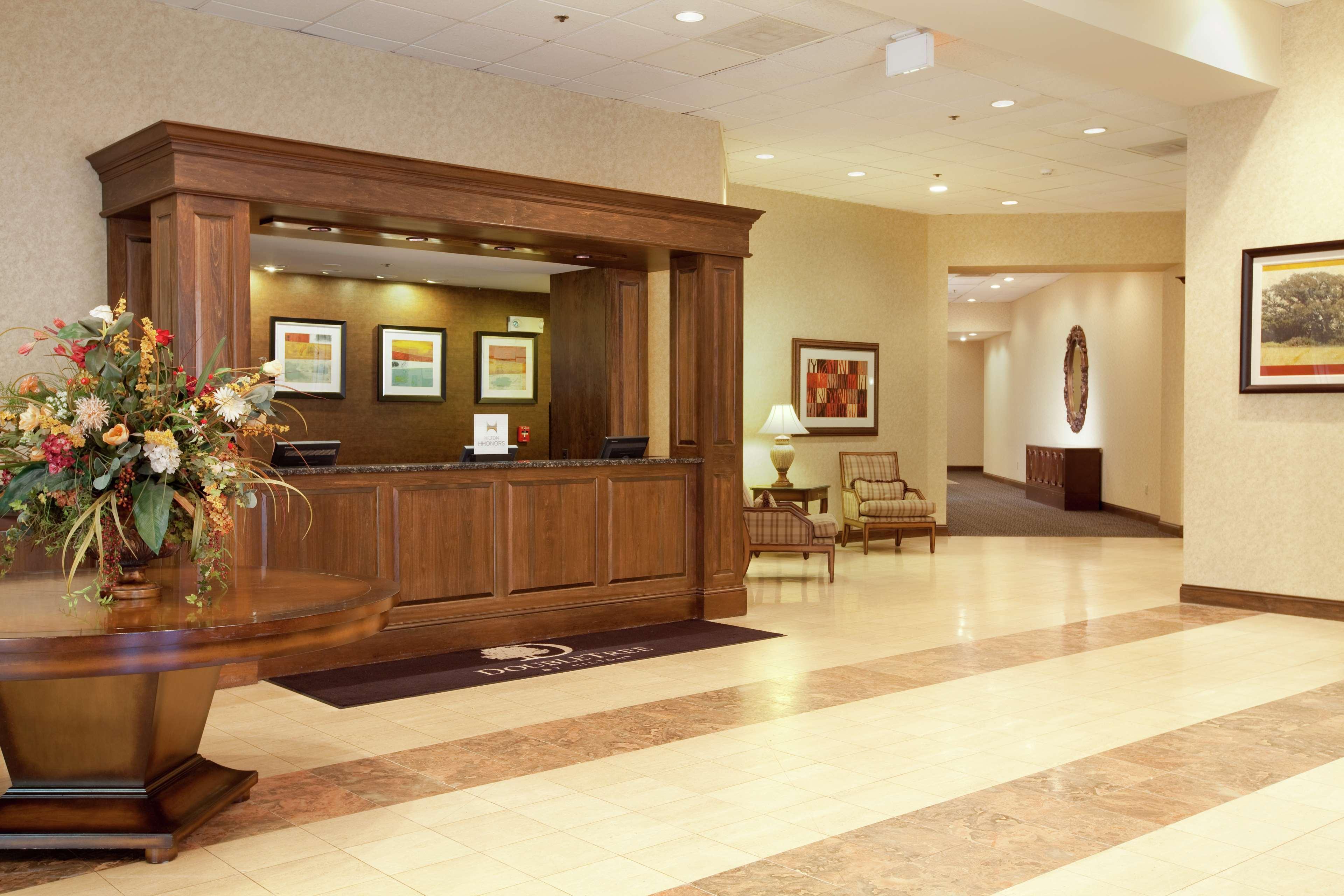 Vista Lobby DoubleTree by Hilton Boston - Milford