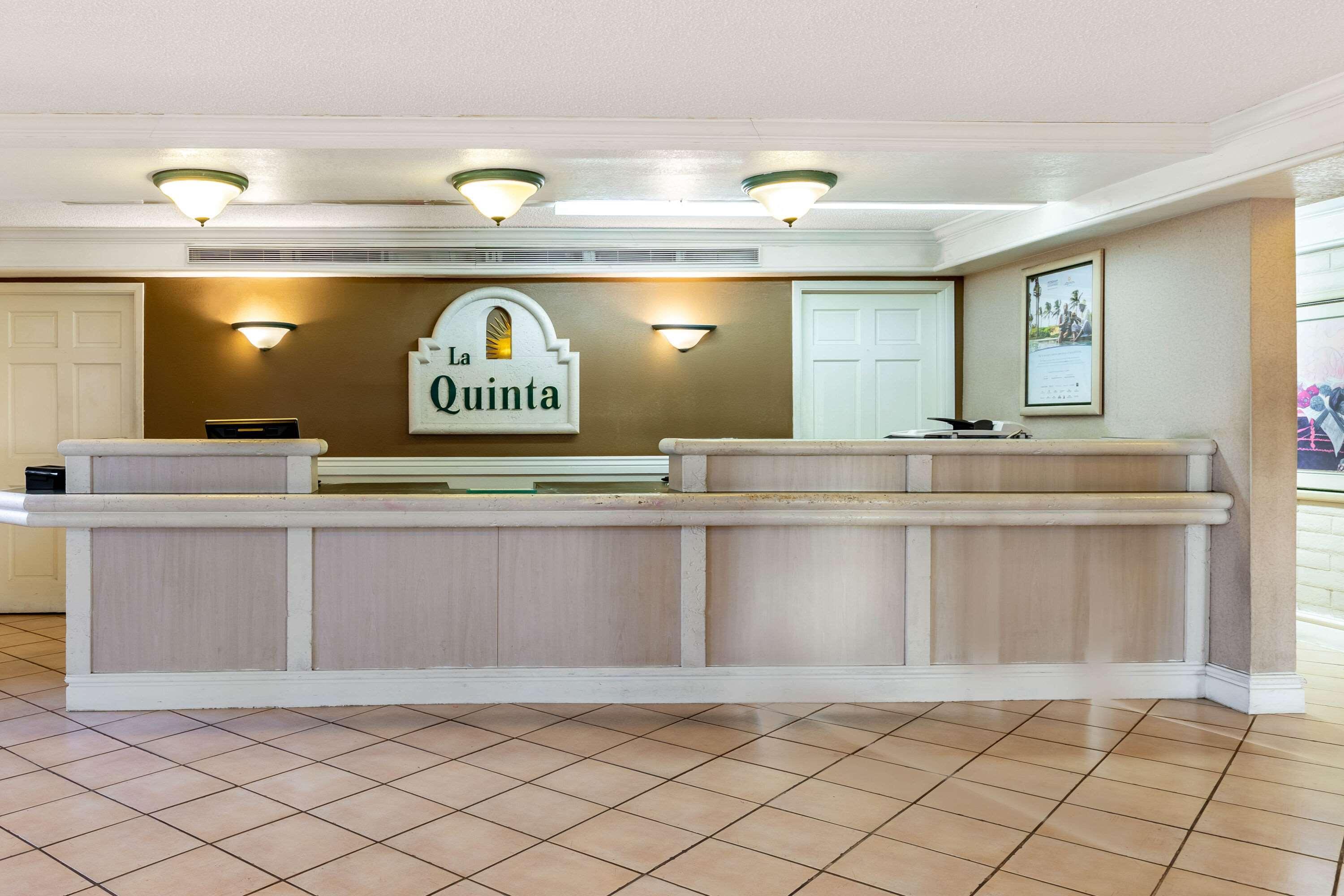 Vista Lobby La Quinta Inn by Wyndham El Paso West