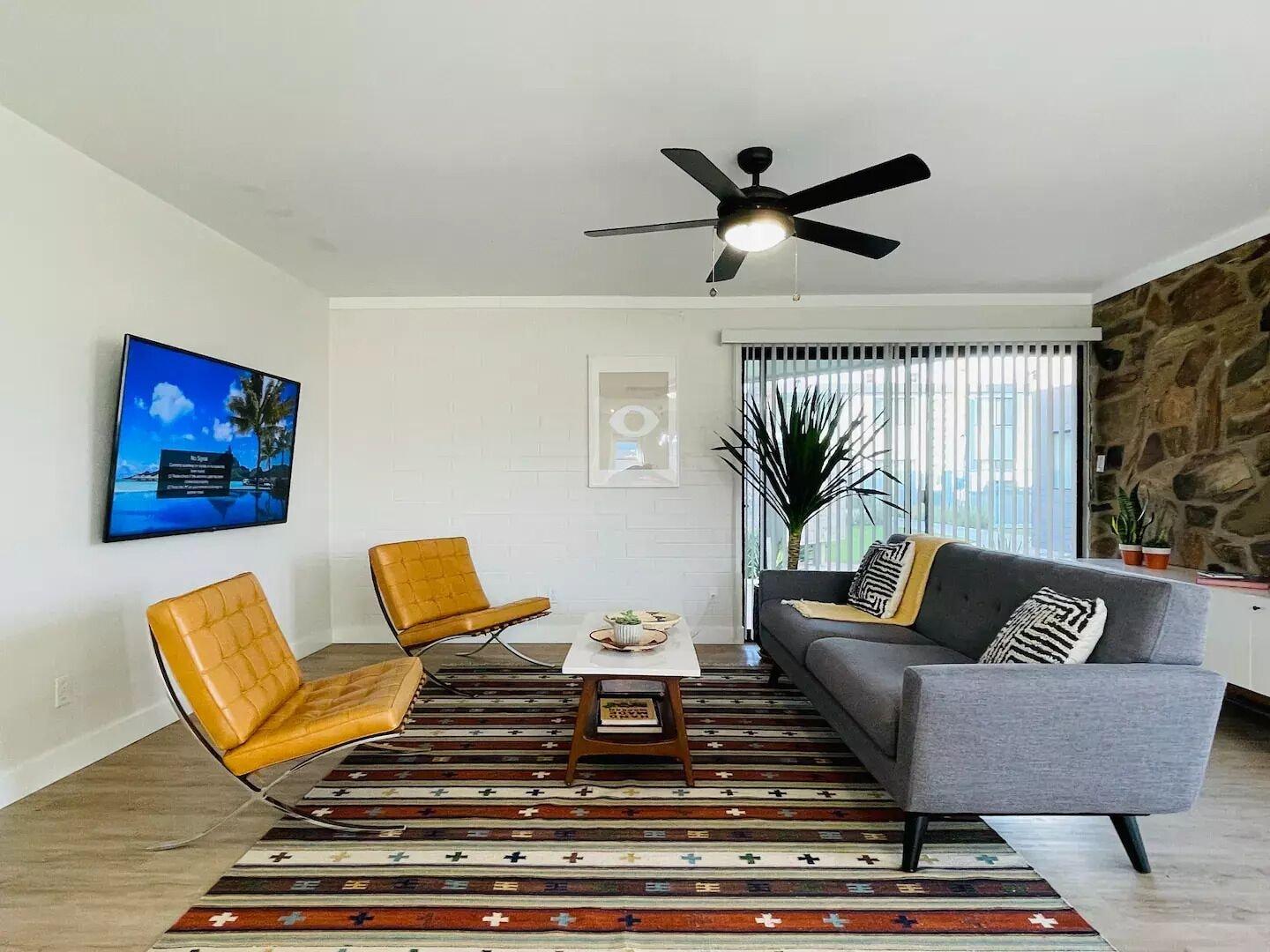 Varios Walkable OTS Mid Century Condo-Pool