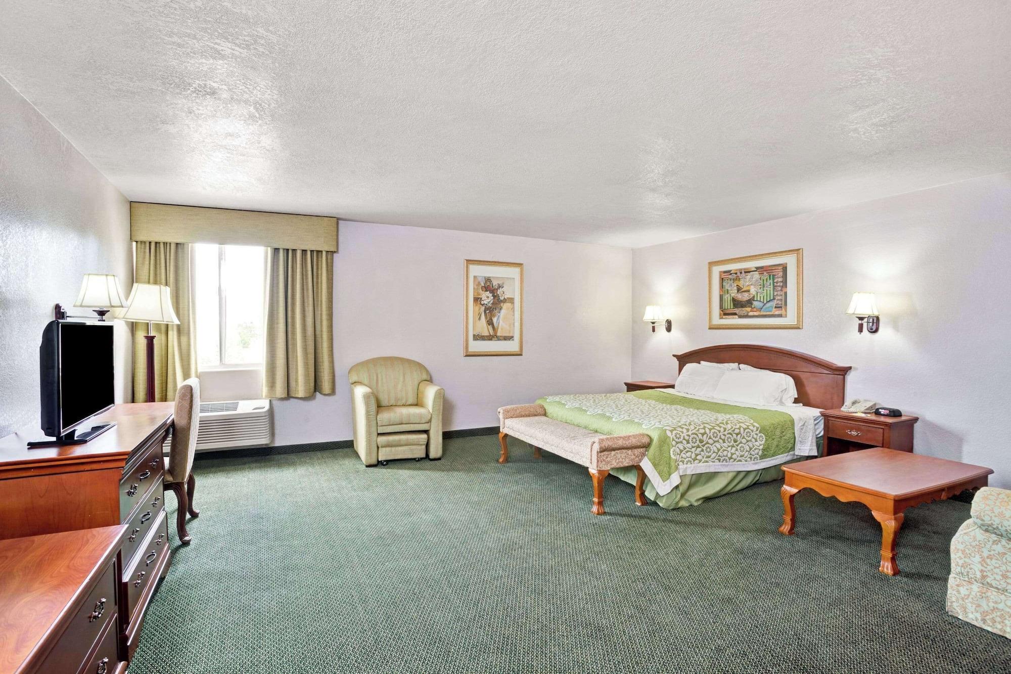 Habitación Days Inn & Suites by Wyndham Fullerton