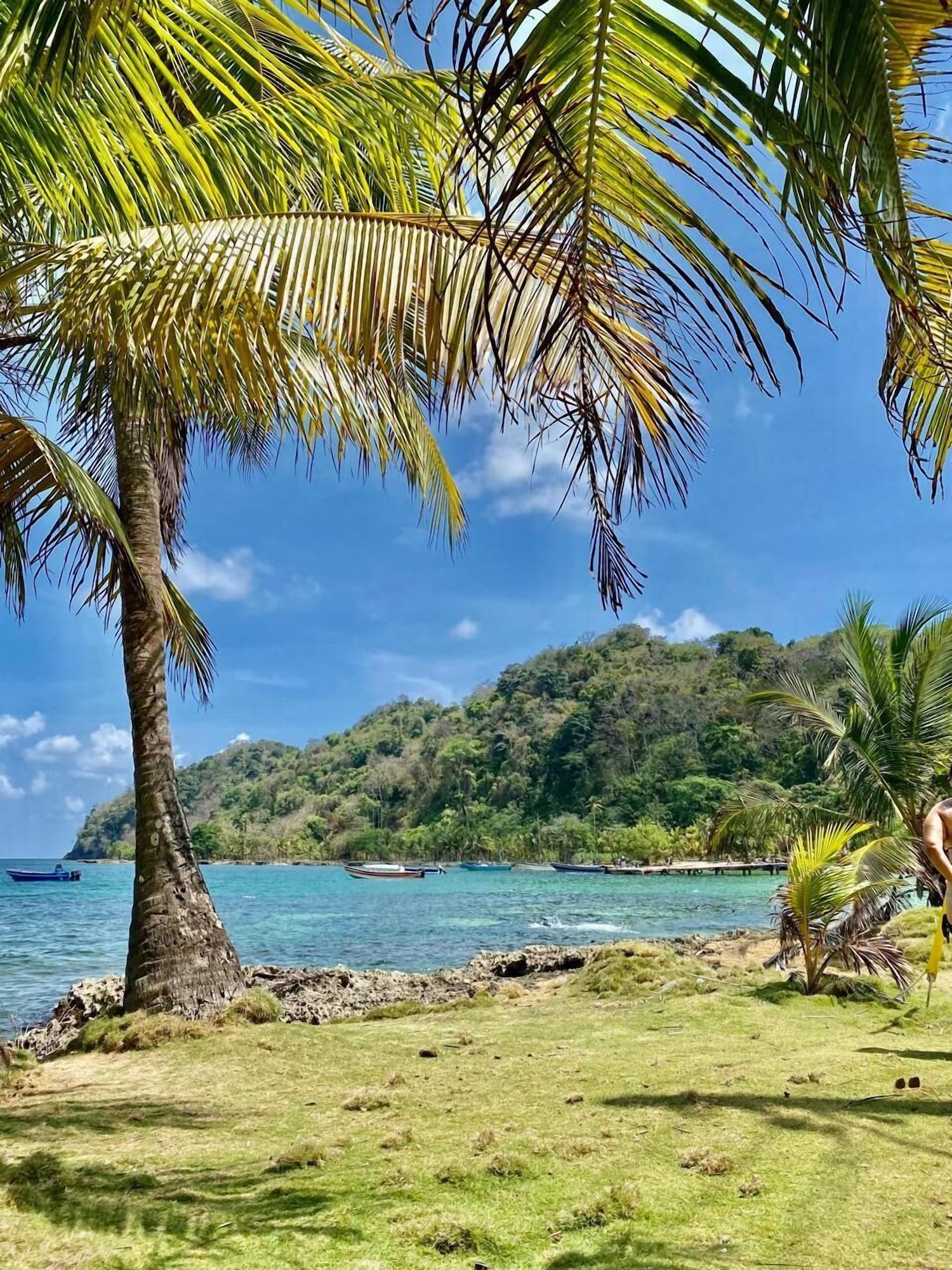 Vista Exterior Hostal Rojoyale