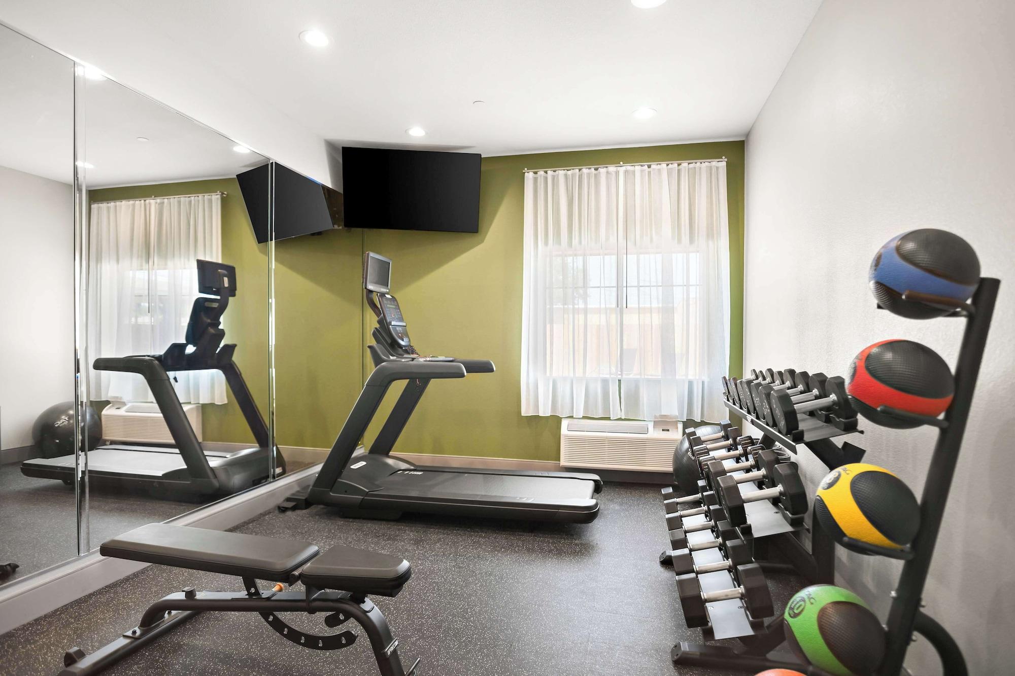 Gimnasio Spark by Hilton Mansfield