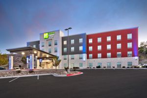 Alojamiento - Holiday Inn Express & Suites Price by IHG