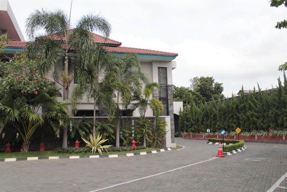 Vista Exterior Cakra Kusuma Hotel