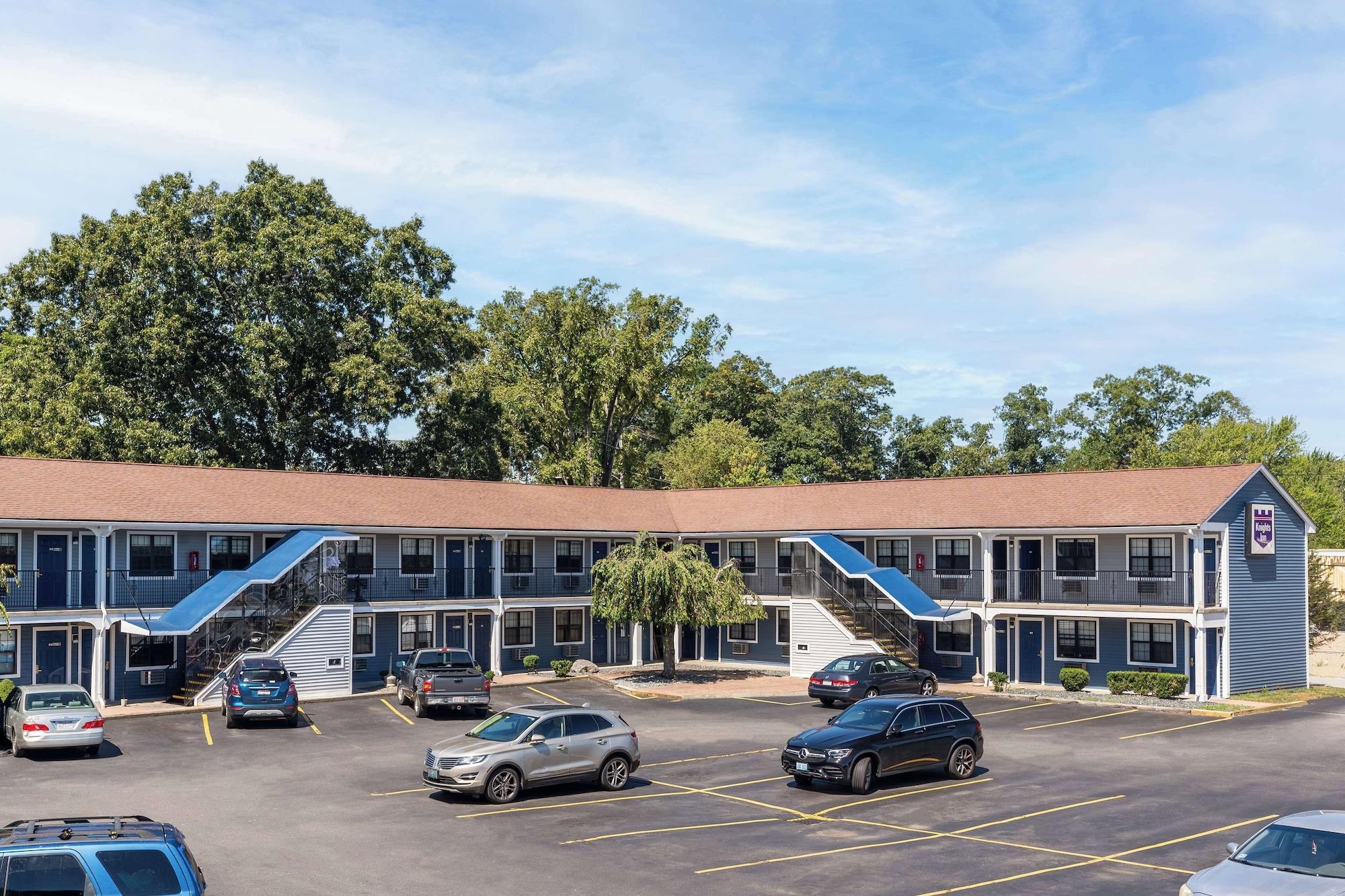 Vista Exterior Knights Inn North Attleboro