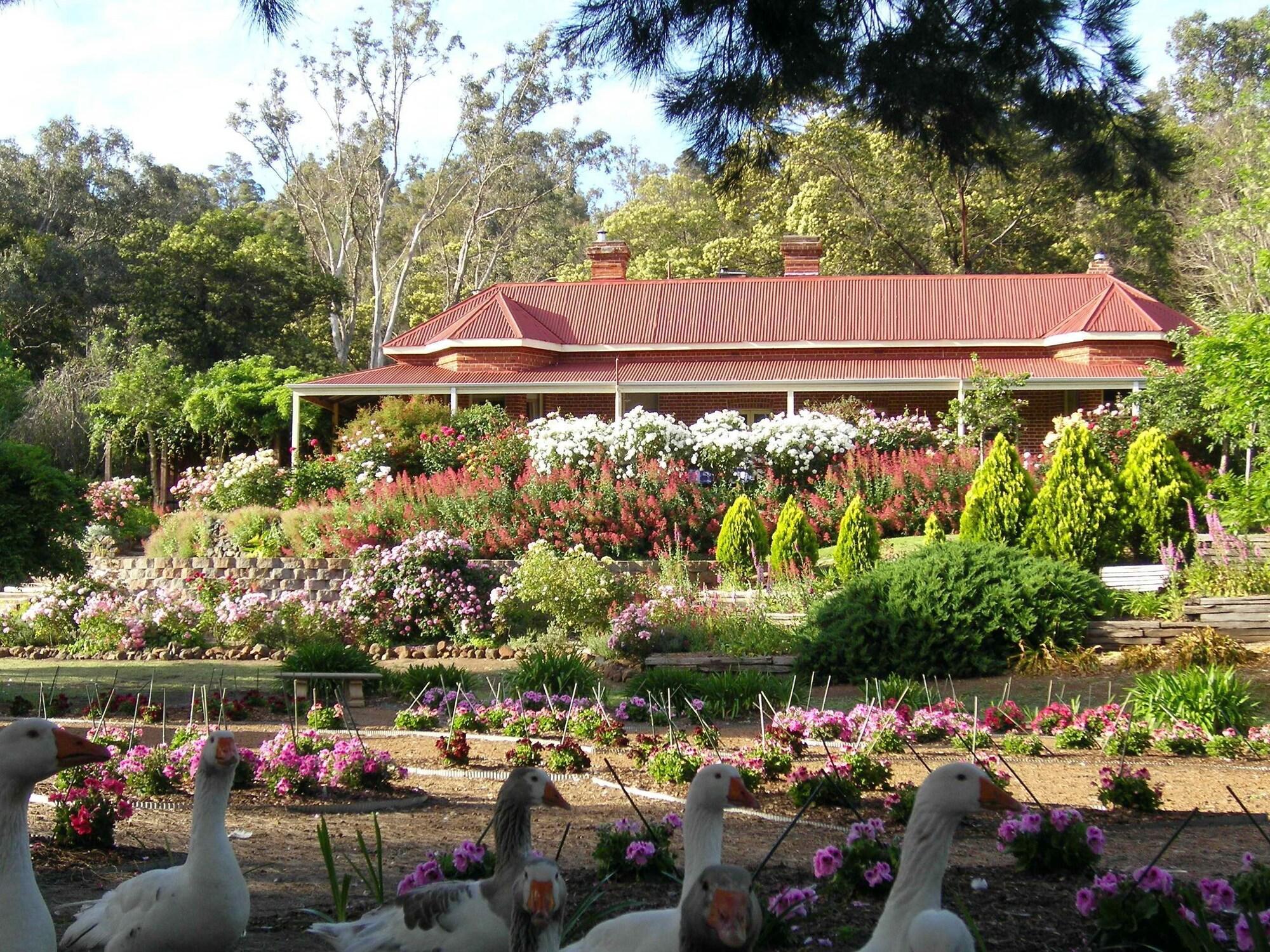 Varios Ford House Retreat