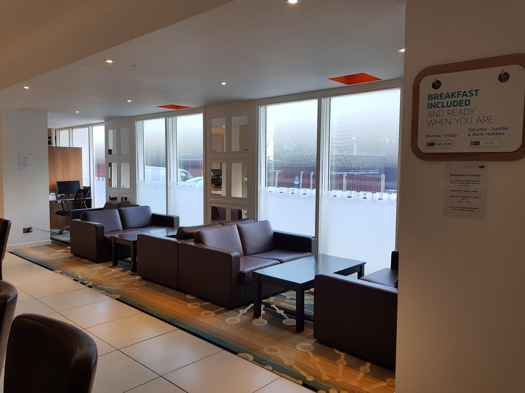 Vista Lobby Holiday Inn Express Wakefield by IHG