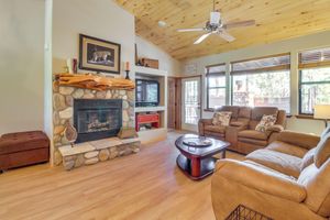 Alquiler Vacacional - Custom Show Low Cabin w/ Deck at Torreon Resort