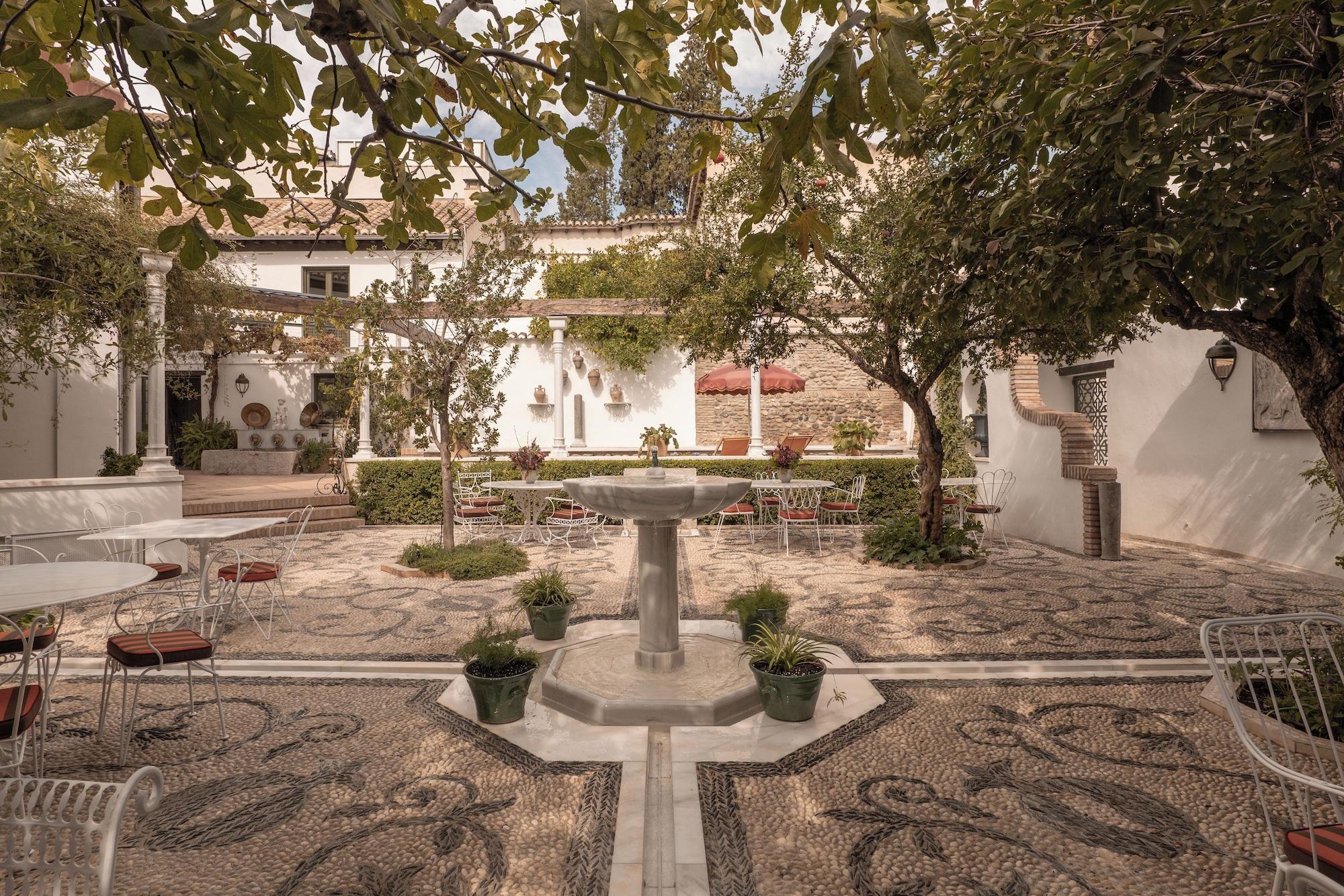 Vista da fachada YANGUAS NAZARI PALACE