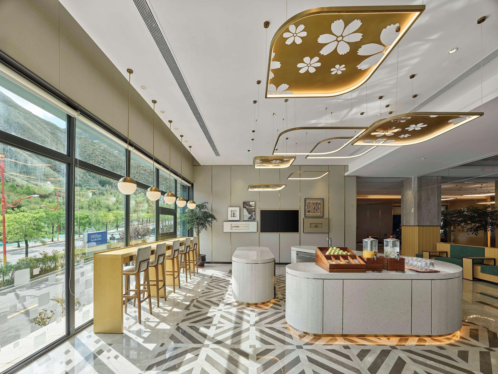 Vista Lobby Hilton Garden Inn Lhasa