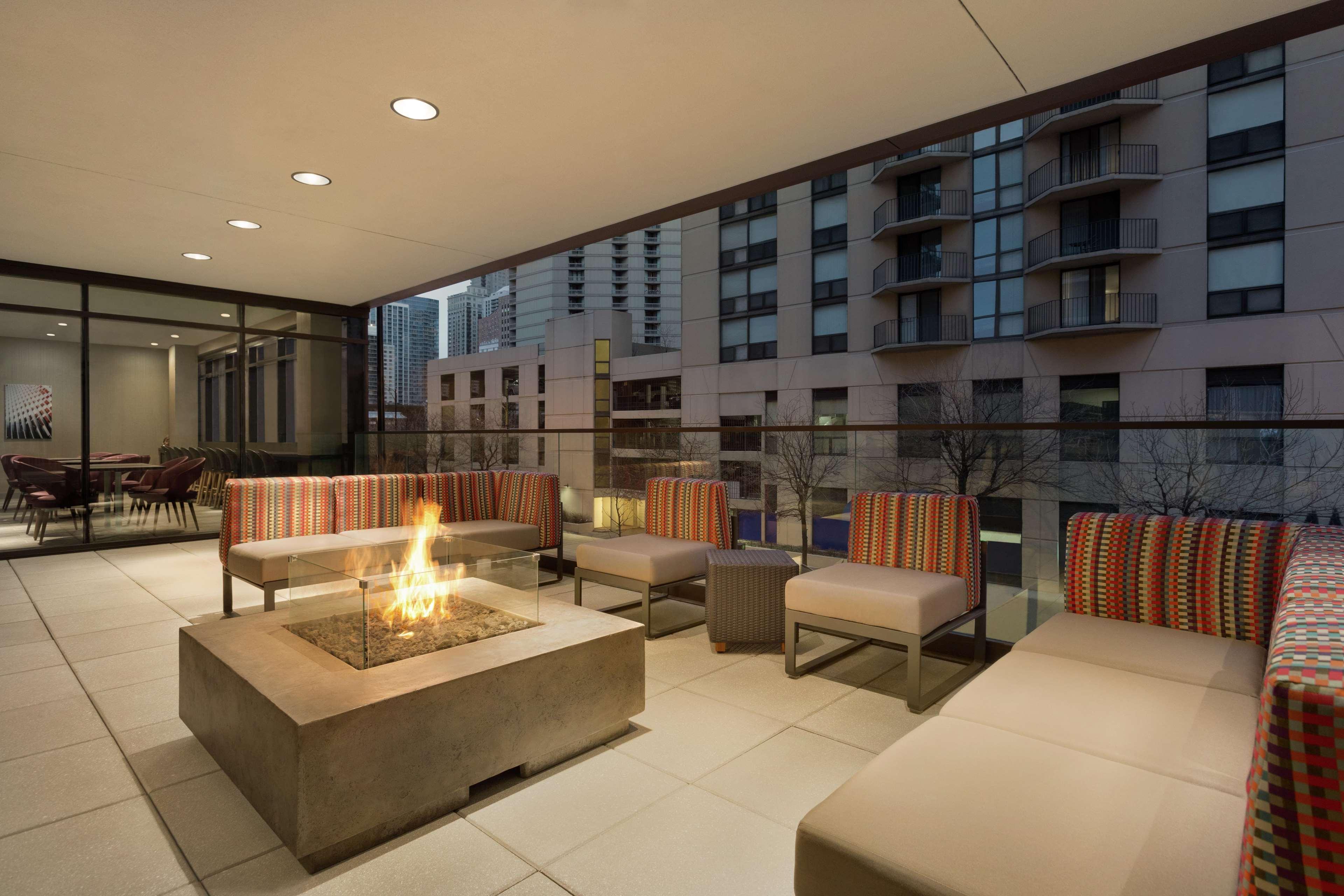 Vista da fachada Home2 Suites by Hilton Chicago River North