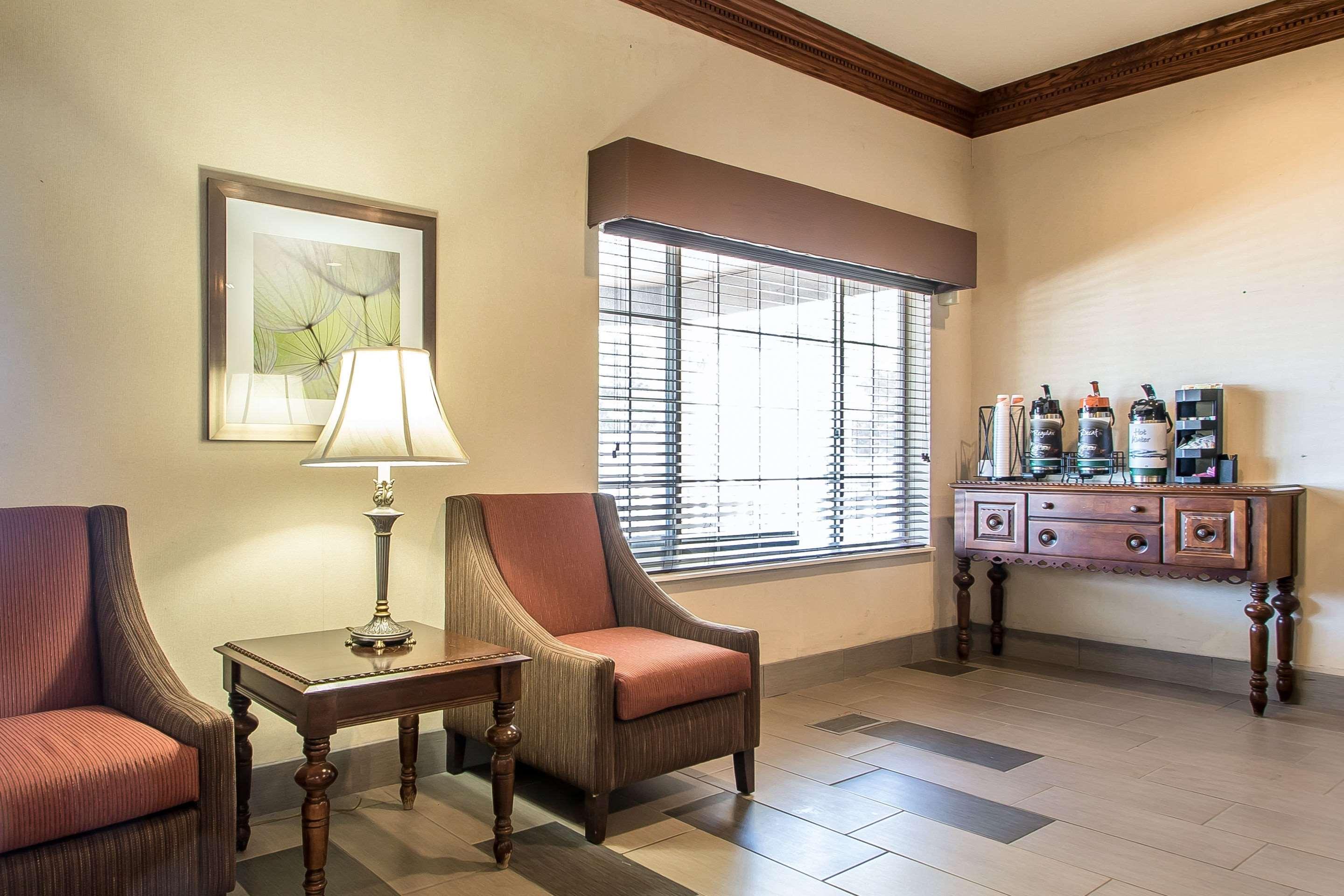 Vista Lobby Quality Inn & Suites East Troy I-43