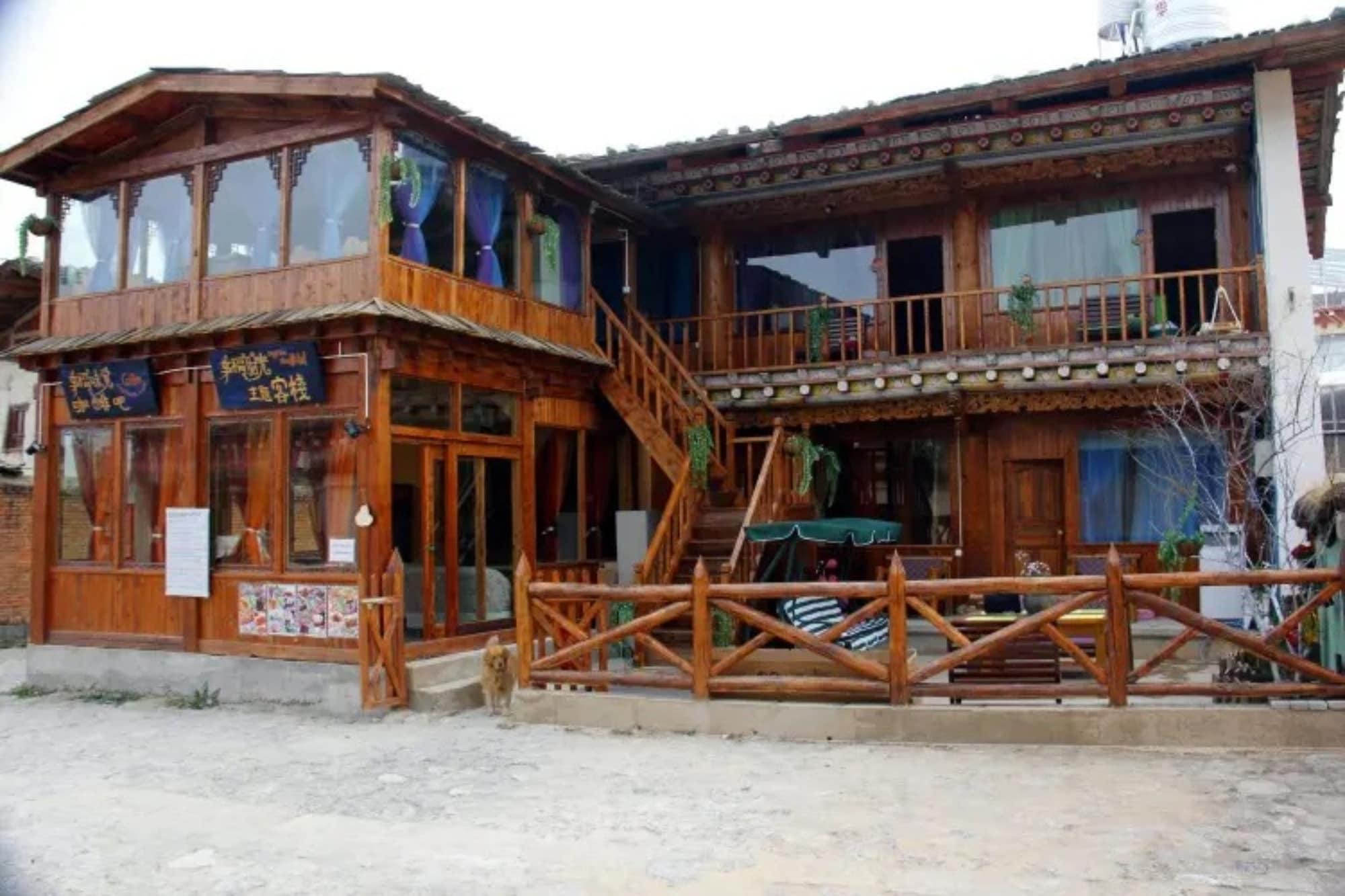 Varios Happy Times Theme Inn