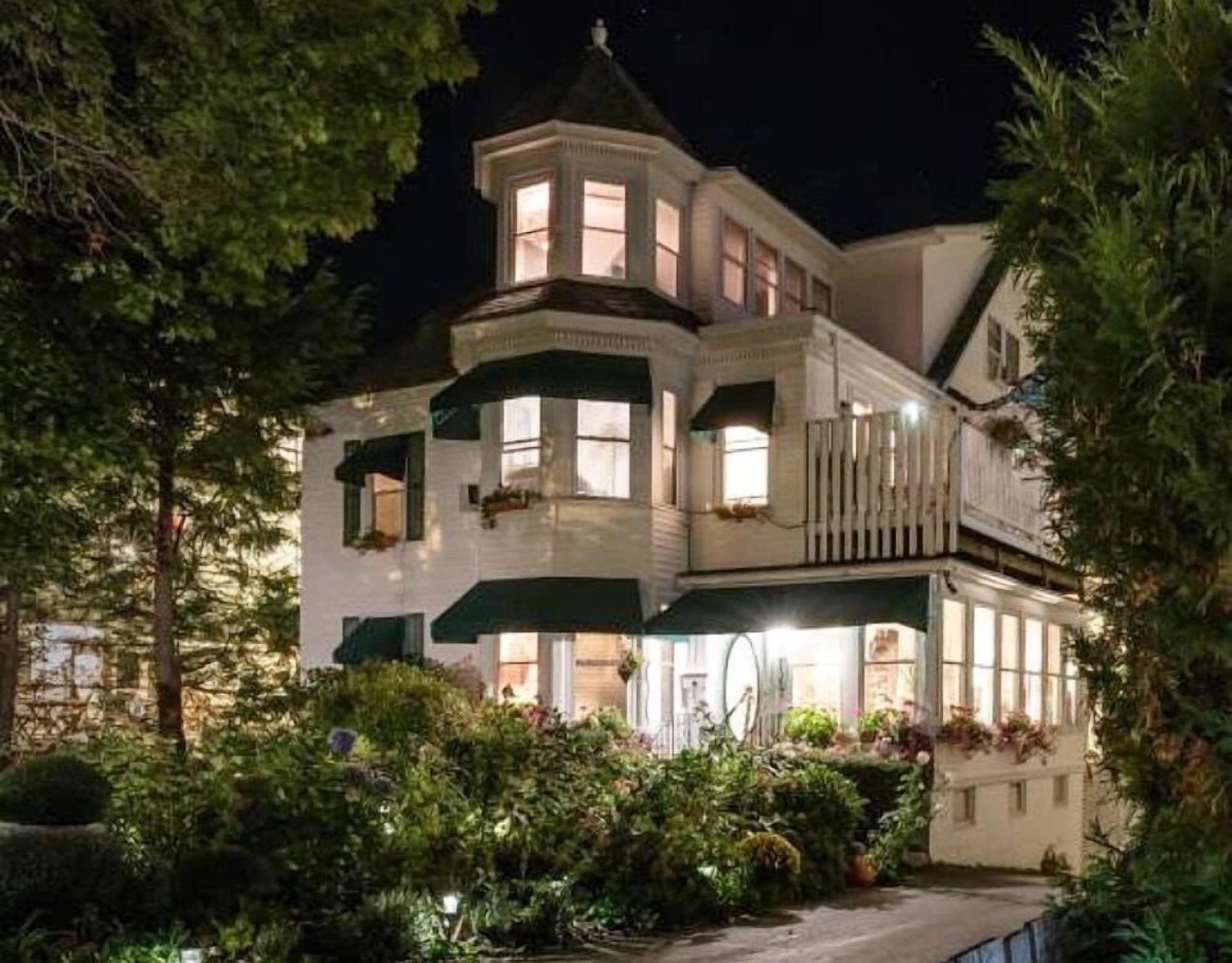 Varios Harbour Towne Inn on the Waterfront