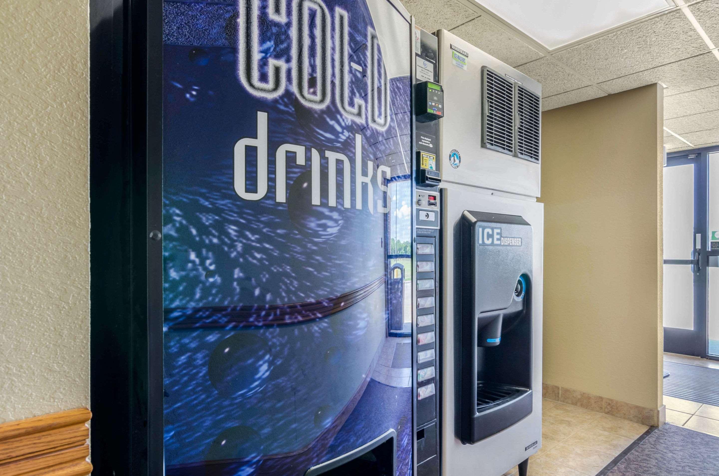 Vista Exterior Rodeway Inn Newton