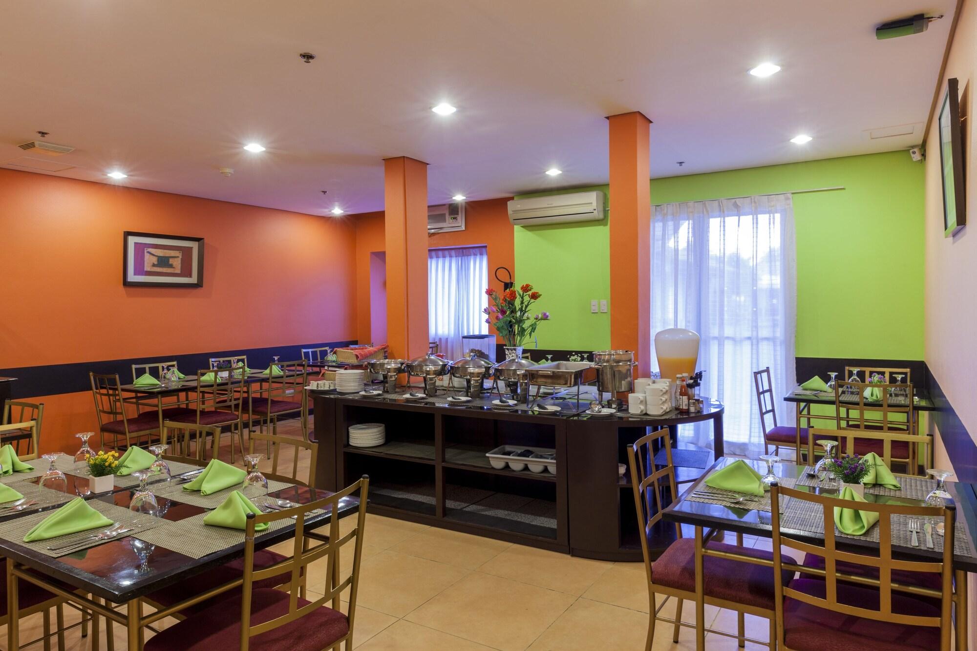 Restaurant Microtel by Wyndham Davao