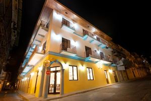 Alojamiento - Tántalo Hotel / Kitchen / Roofbar
