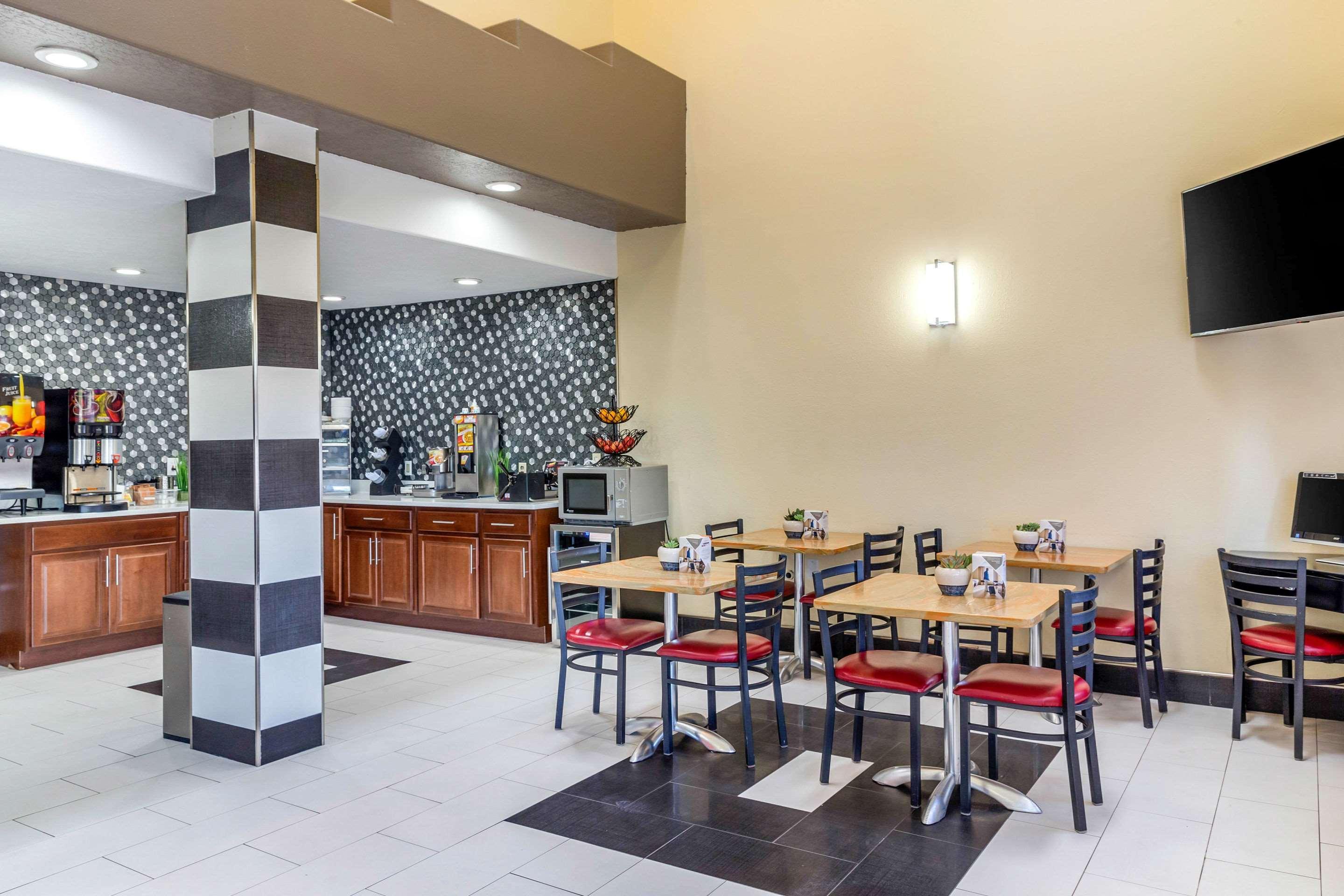 Restaurant Econo Lodge West - Coors Blvd
