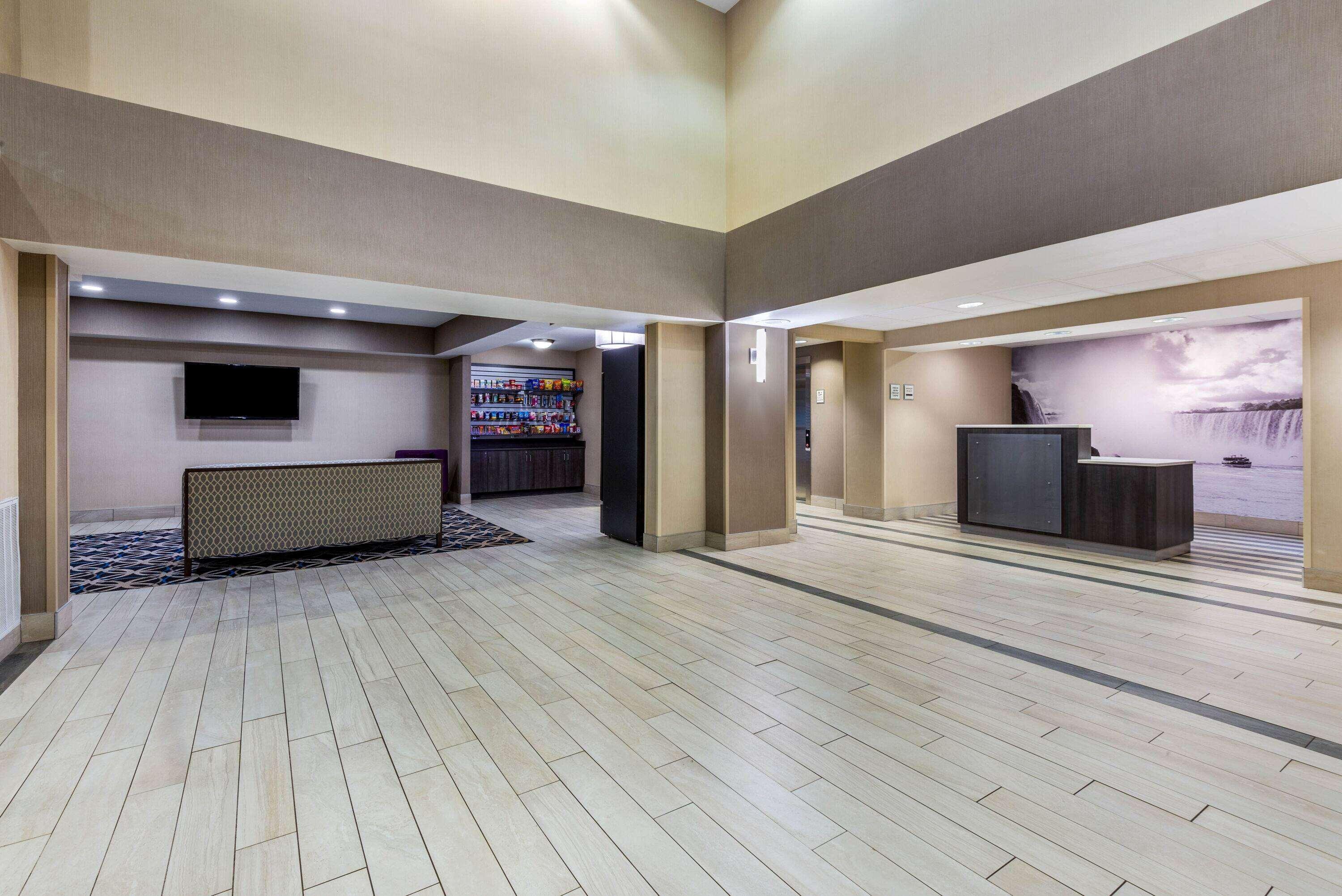 Vista Lobby La Quinta Inn & Suites by Wyndham Batavia
