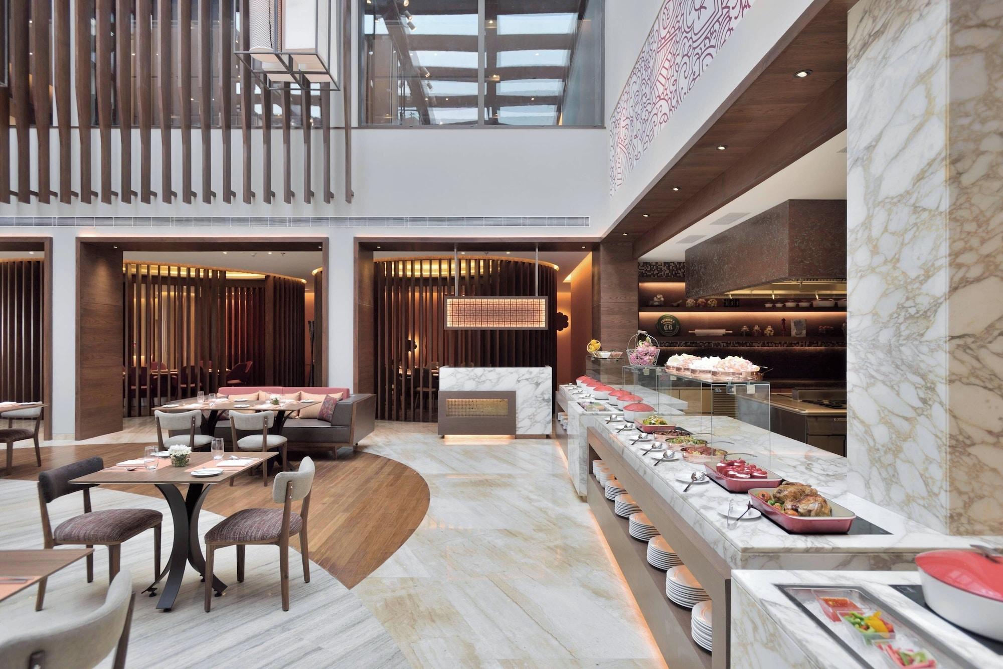 Restaurant Courtyard by Marriott Raipur