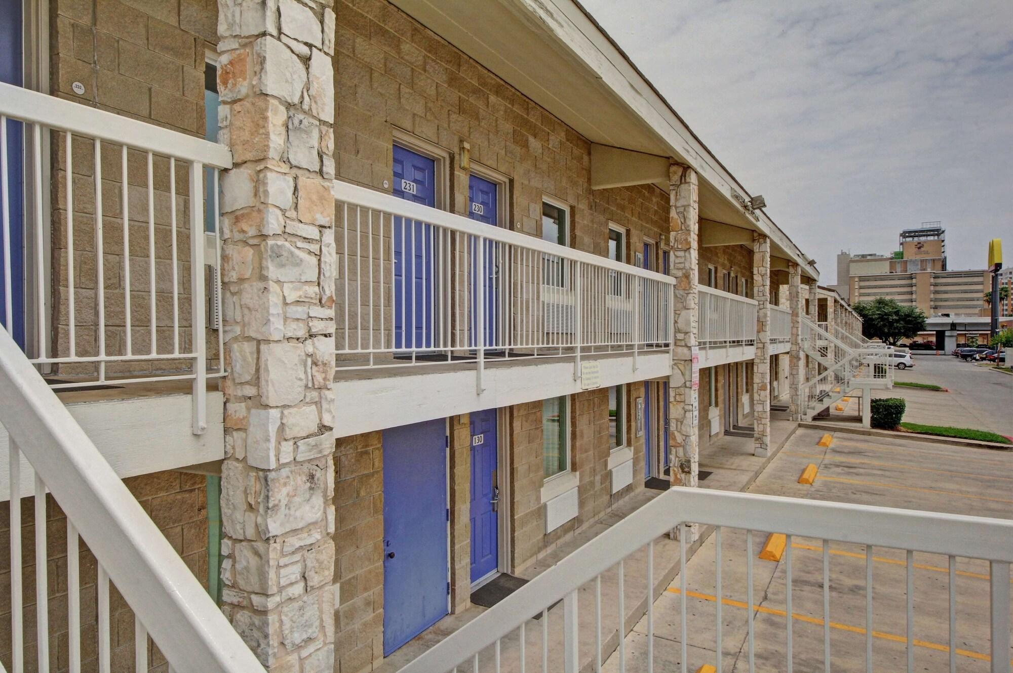 Vista Exterior Motel 6 San Antonio, TX - Downtown - Market Square
