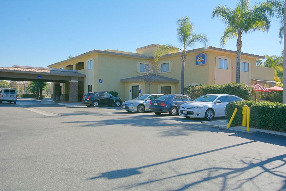 Vista Exterior Hotel d’Lins Ontario Airport, Ontario