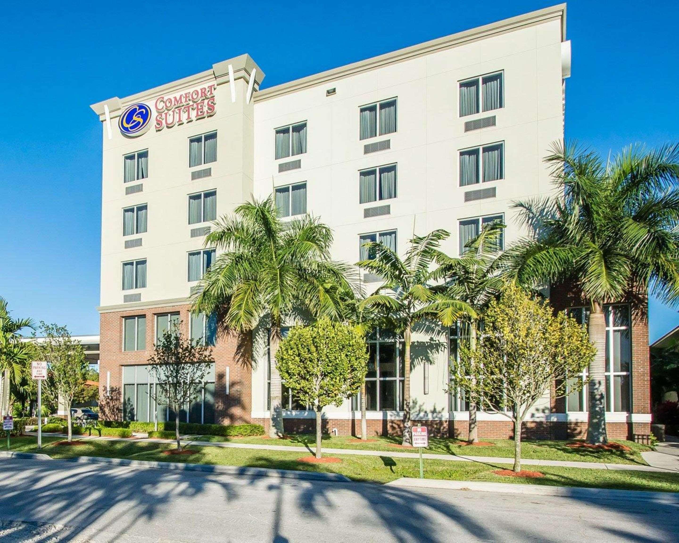 Vista Exterior Comfort Suites Miami Airport North