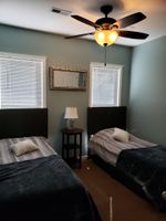 Alquiler Vacacional - Newer 2 bedroom 1 bath with attached garage and free washer/dryer in a great loc