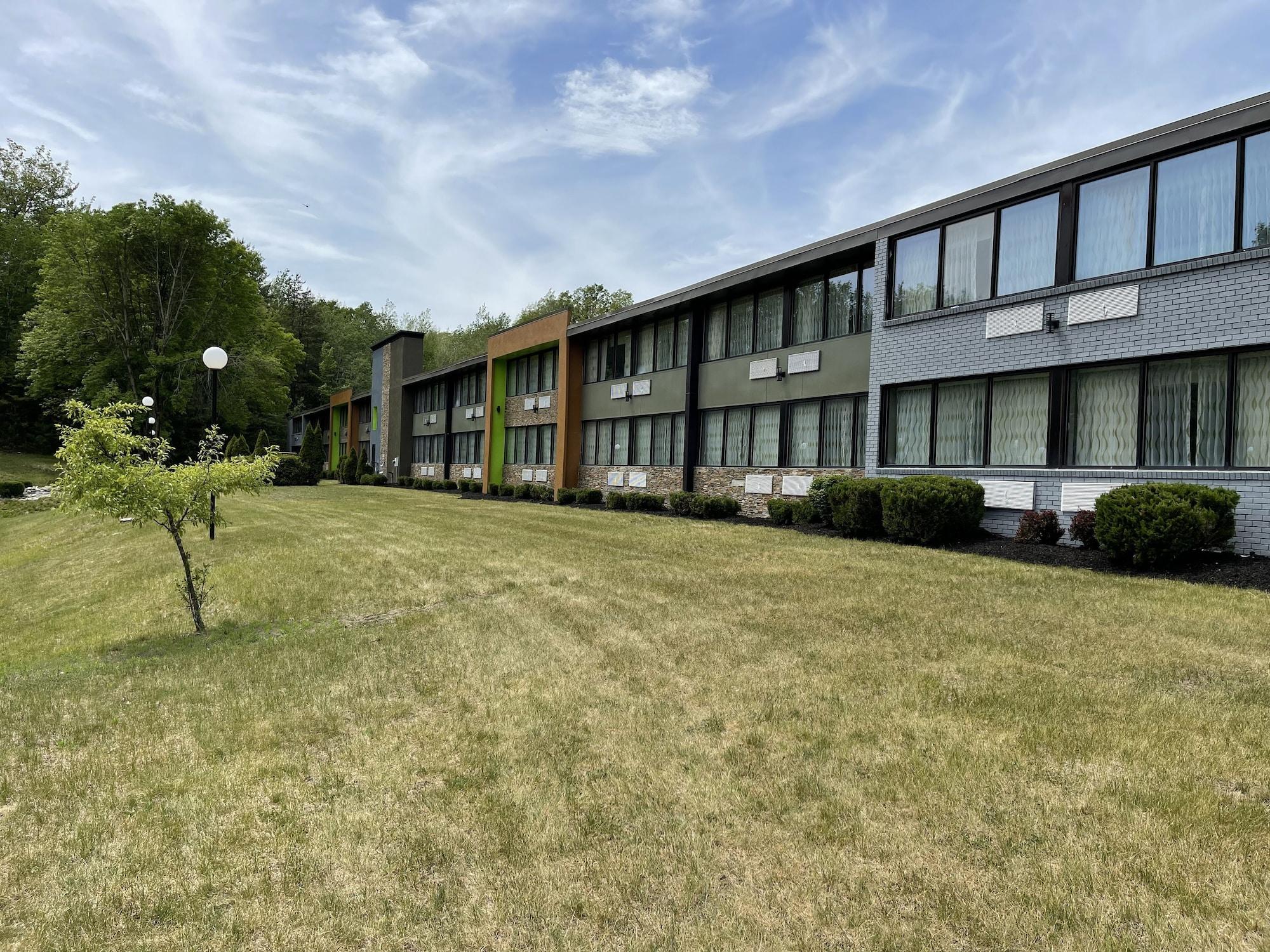 Vista Exterior Wingate by Wyndham Lake George