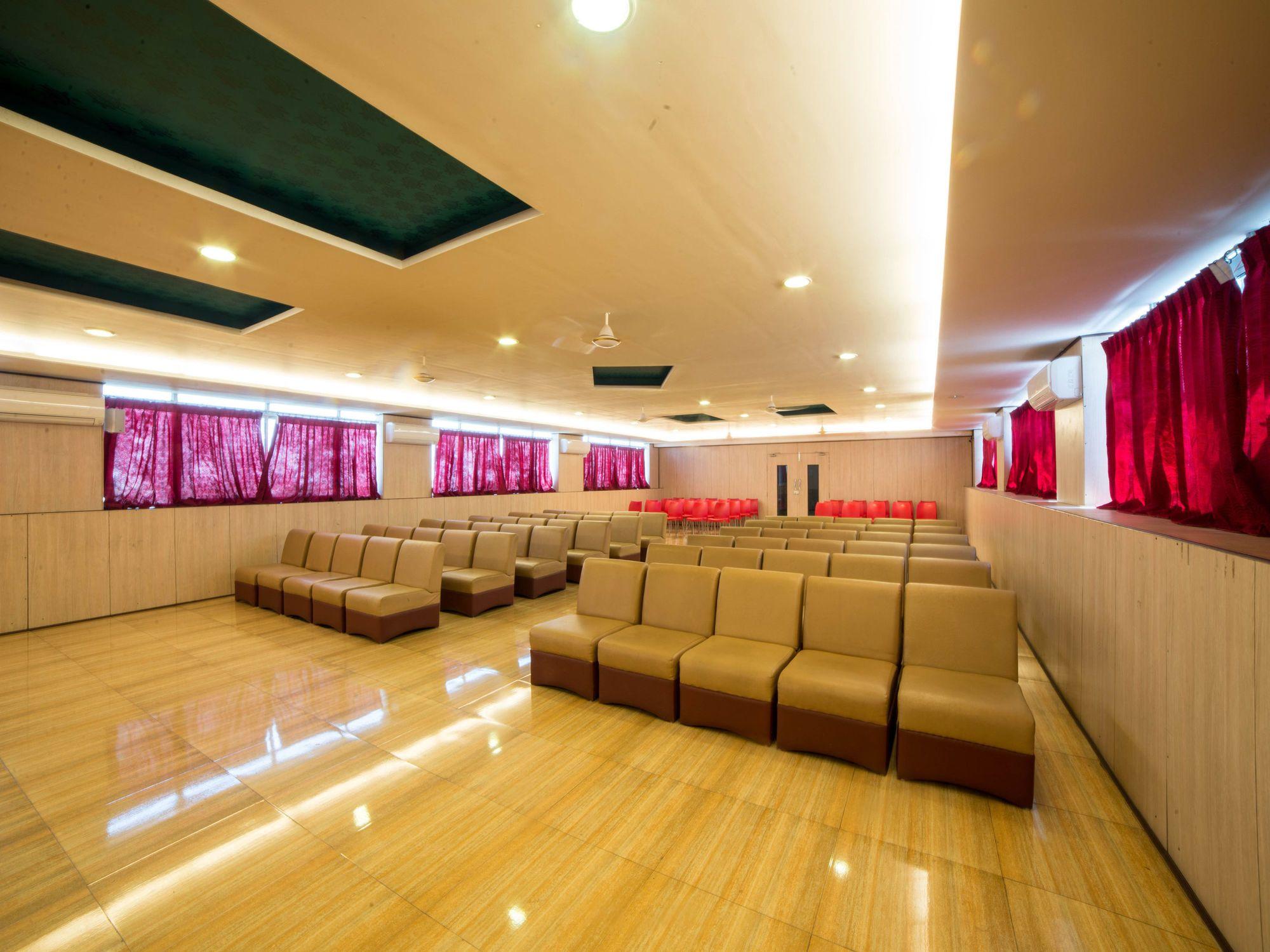 Salón de Baile OYO 11585 Hotel Shreenithi