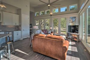 Alquiler Vacacional - Modern Lake Travis Haven w/ Resort Amenities!