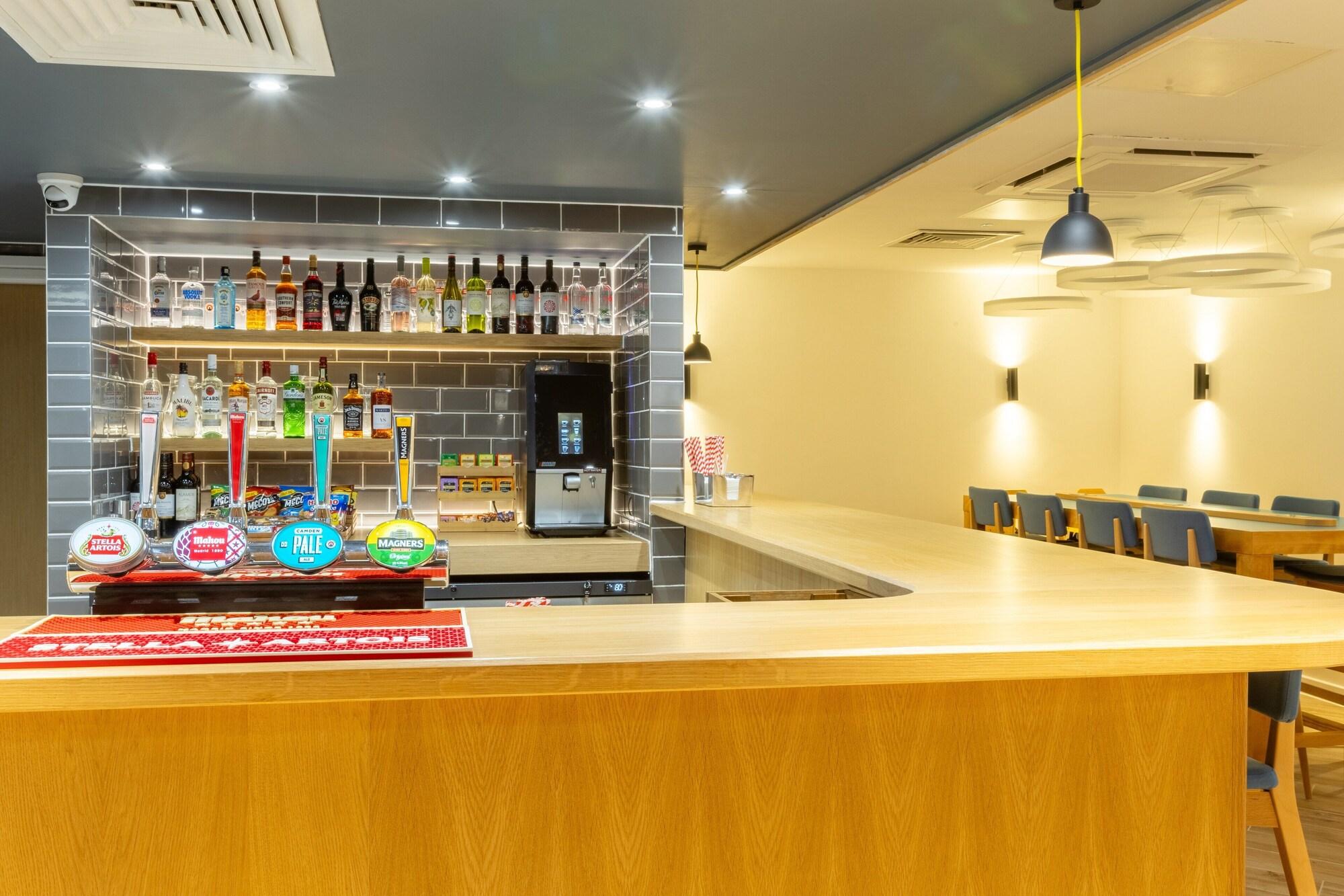 Bar/Salón Holiday Inn Express London - Croydon by IHG