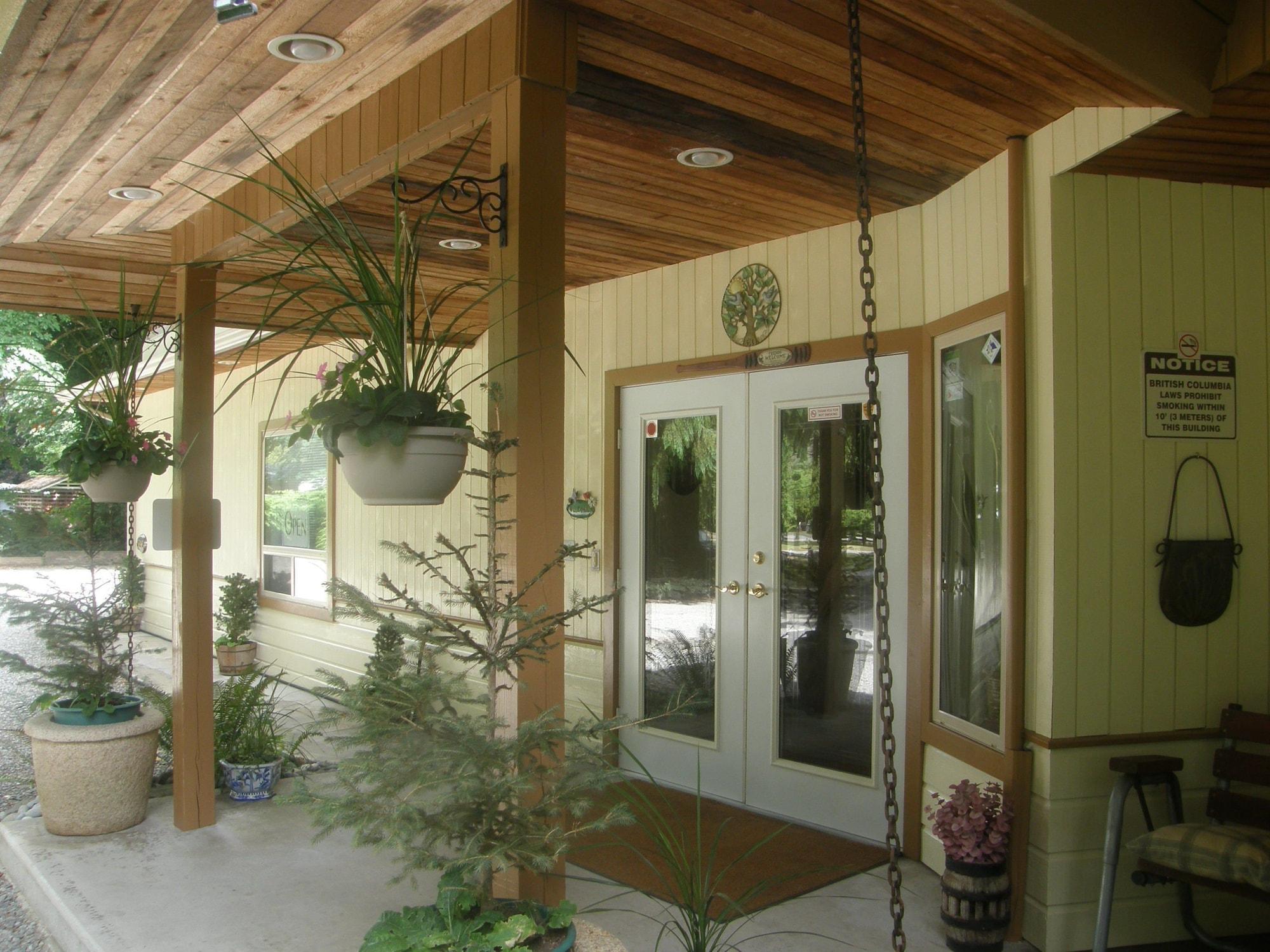 Vista Exterior Cedar Wood Lodge B&B