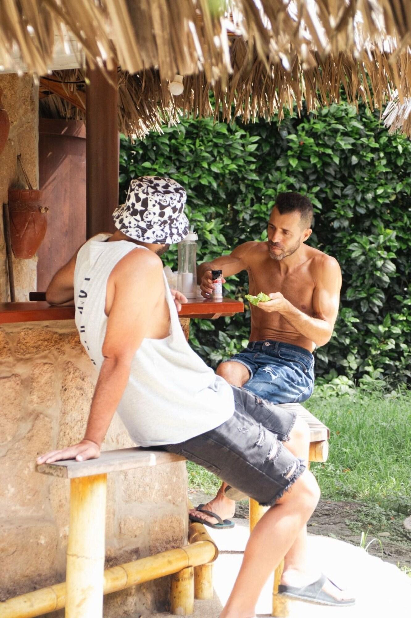 Bar/Salón Paradise Project Montanita