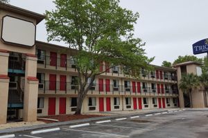 Alojamiento - Tricove Inn & Suites