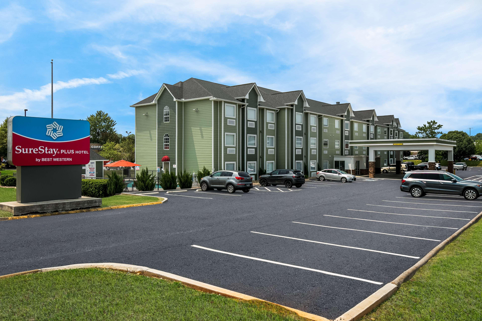 Vista Exterior SureStay Plus Hotel by Best Western Sevierville