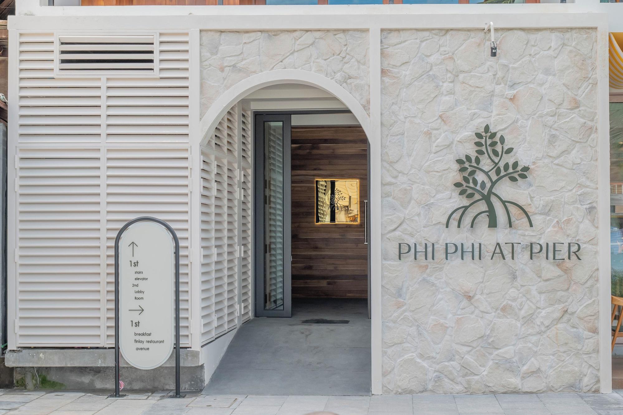 Vista Exterior Phi Phi at Pier