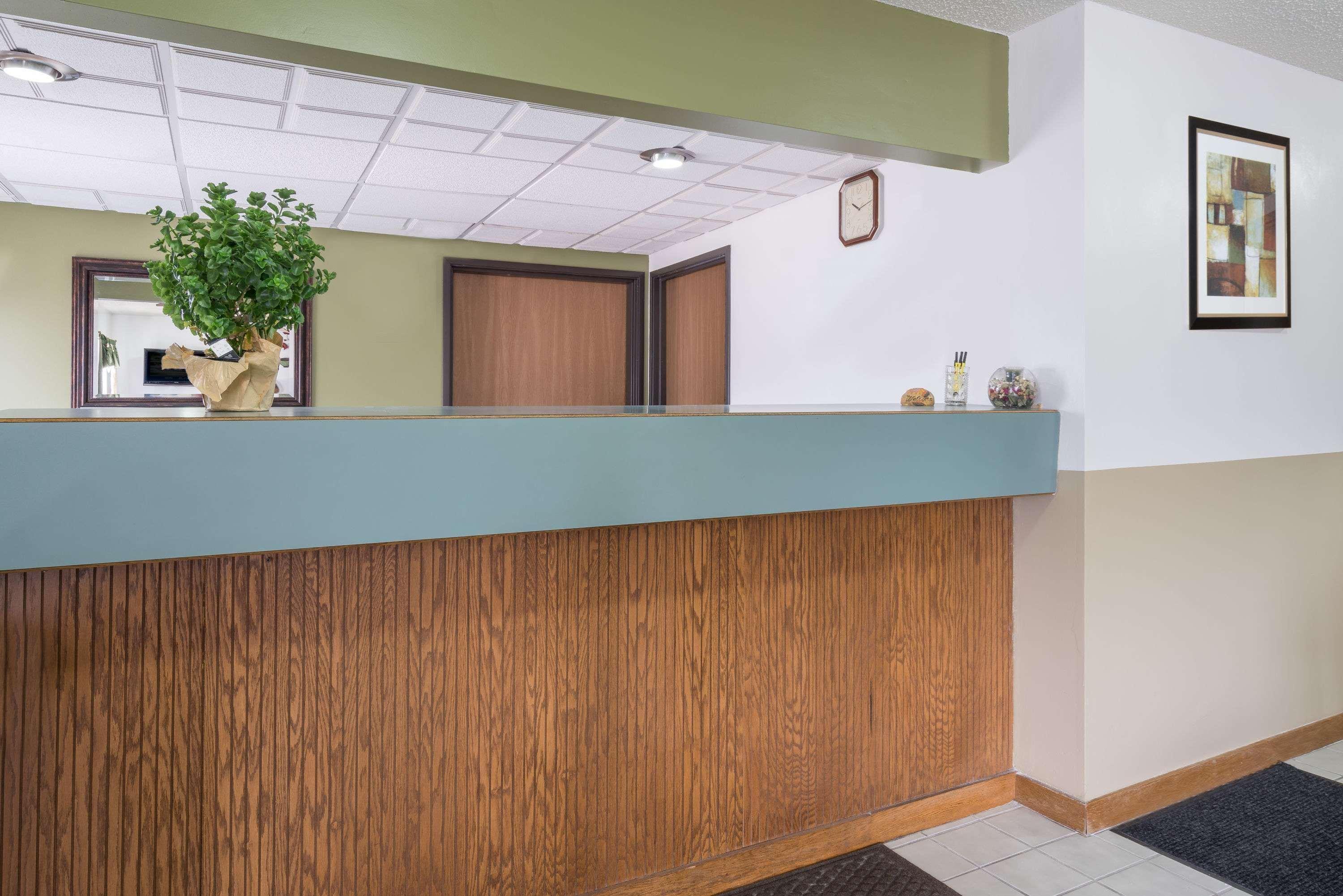Vista Lobby Super 8 by Wyndham Fond Du Lac