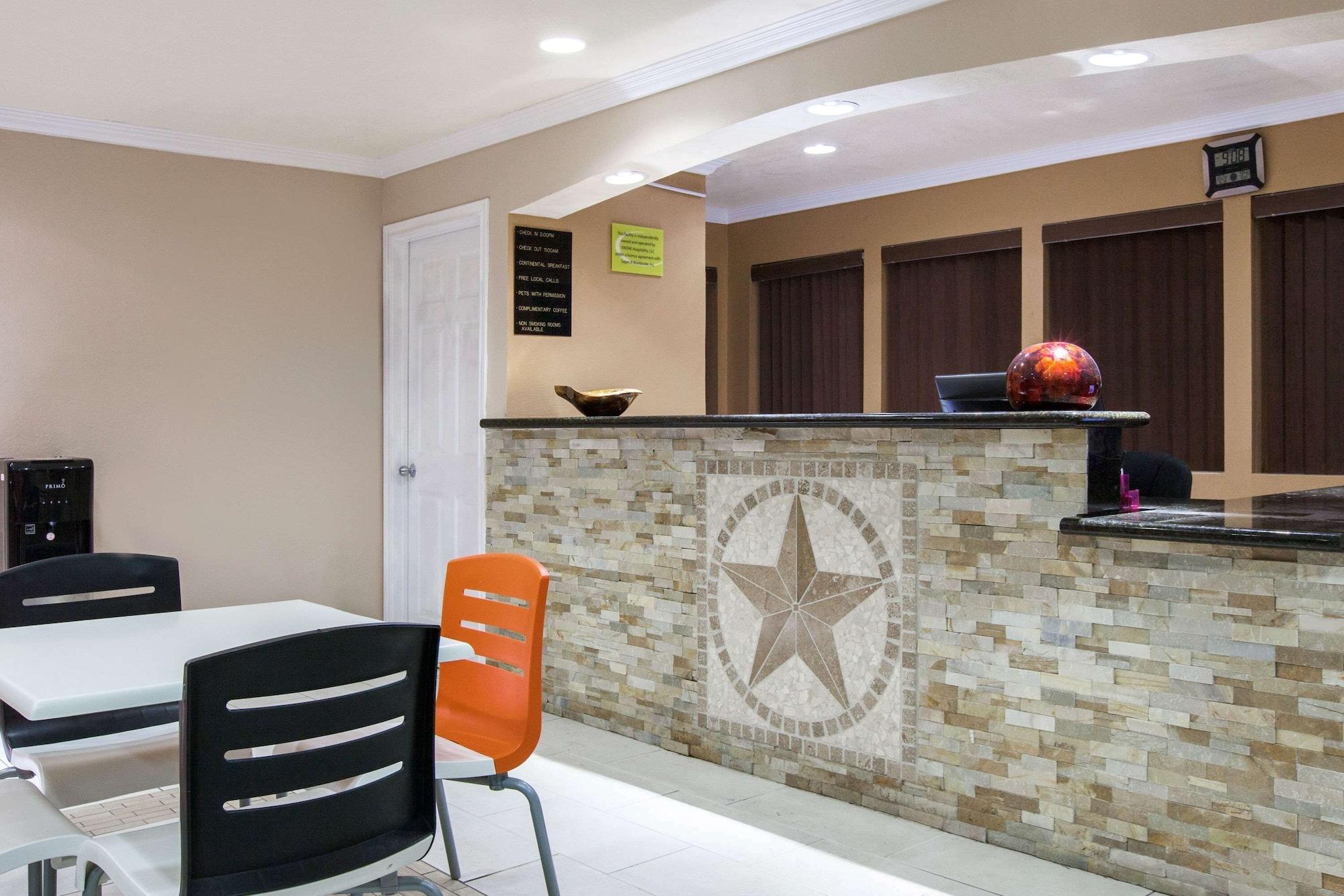 Vista Lobby Super 8 by Wyndham Sherman