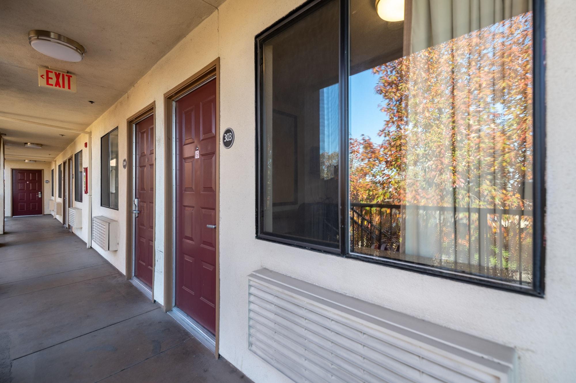 Vista Exterior Sacramento Inn & Suites