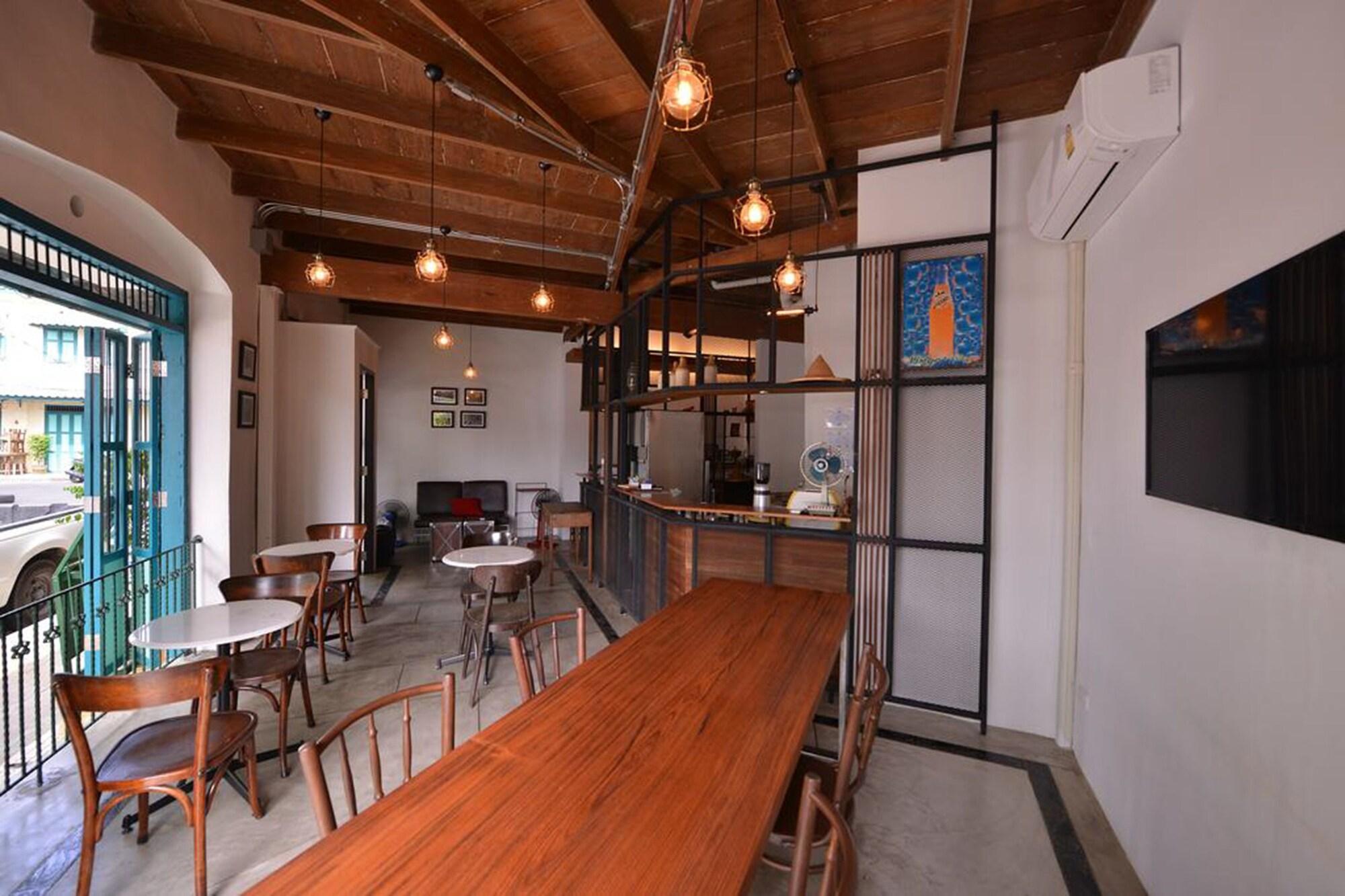 Vista Lobby Neighbor Phuthon