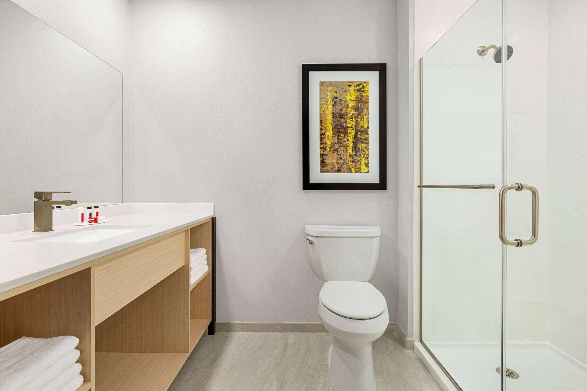 Equipamiento de Habitación Ramada by Wyndham Marina