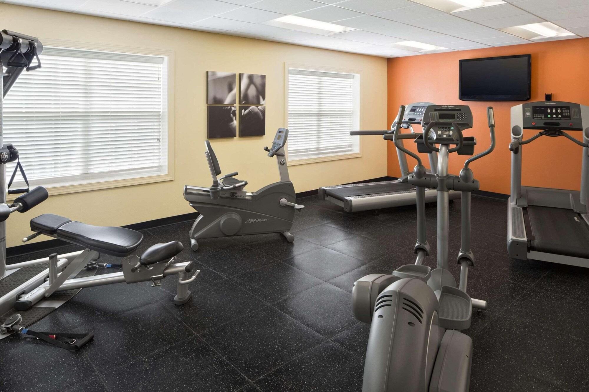 Gimnasio Country Inn & Suites by Radisson, Baltimore North, MD