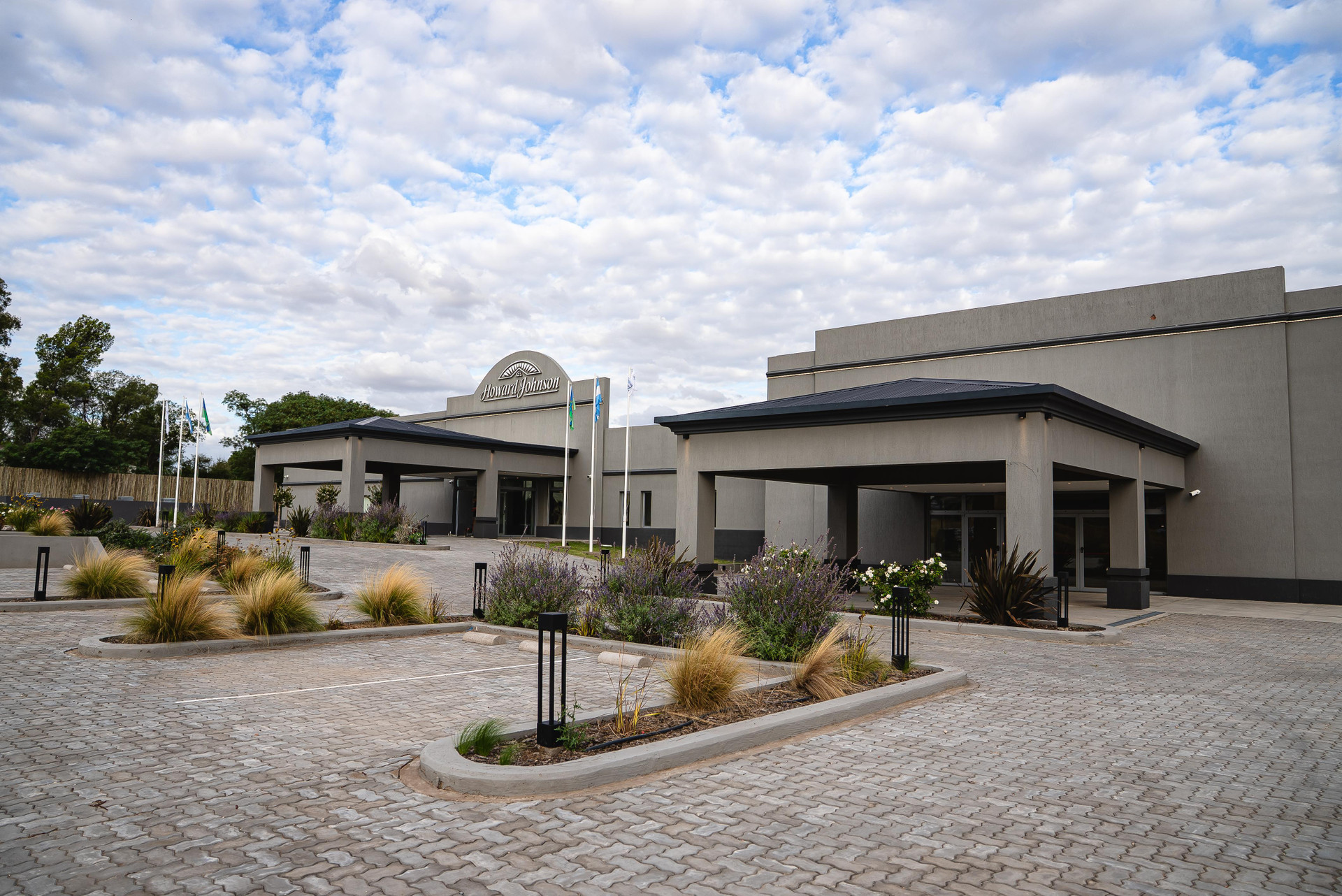 Vista Exterior Howard Johnson Hotel, Spa & Convention Center Bahia Blanca