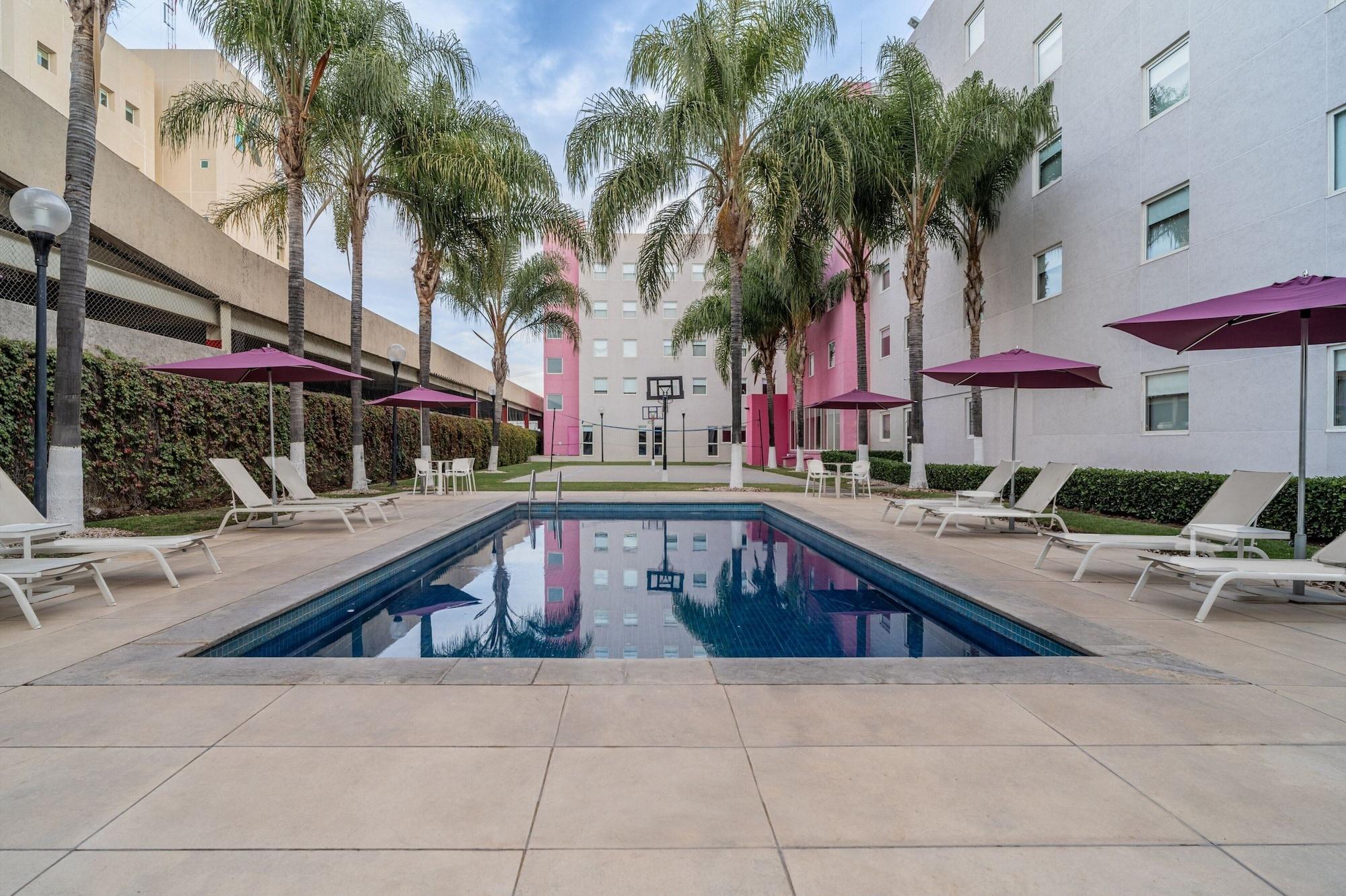 Vista Piscina City Express Suites by Marriott Querétaro