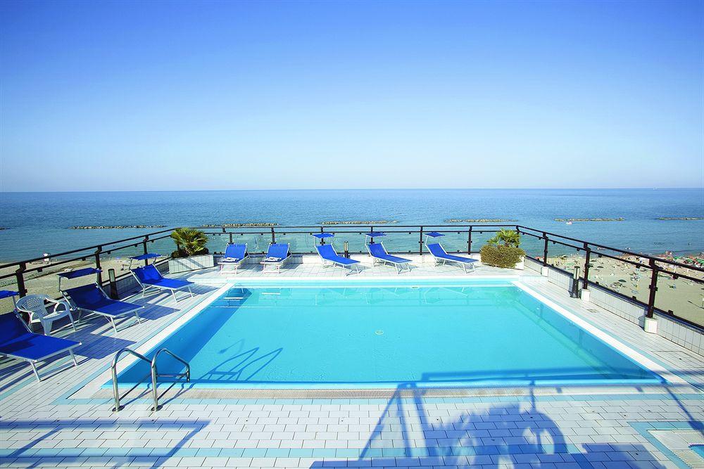 Vista Piscina Hotel Royal