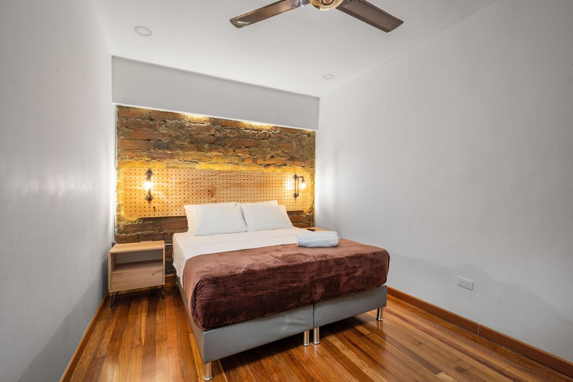 Guest room Casa Madera Parque Lleras by HOUSY HOST